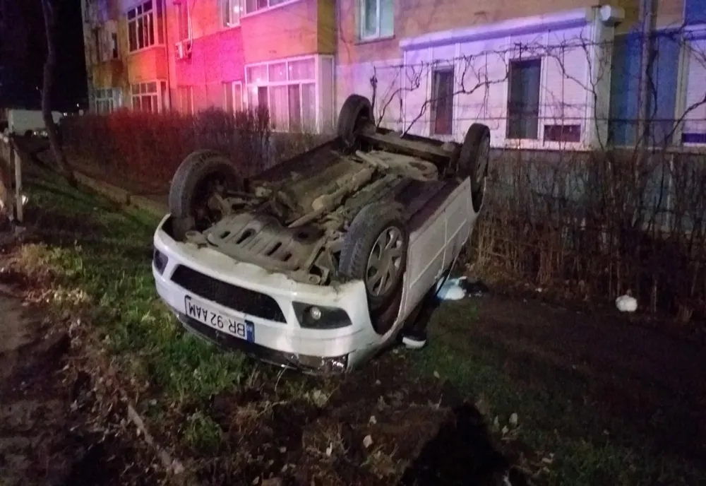 Taxi răsturnat pe șoseaua Baldovinești în apropiere de Bulevardul Dorobanților