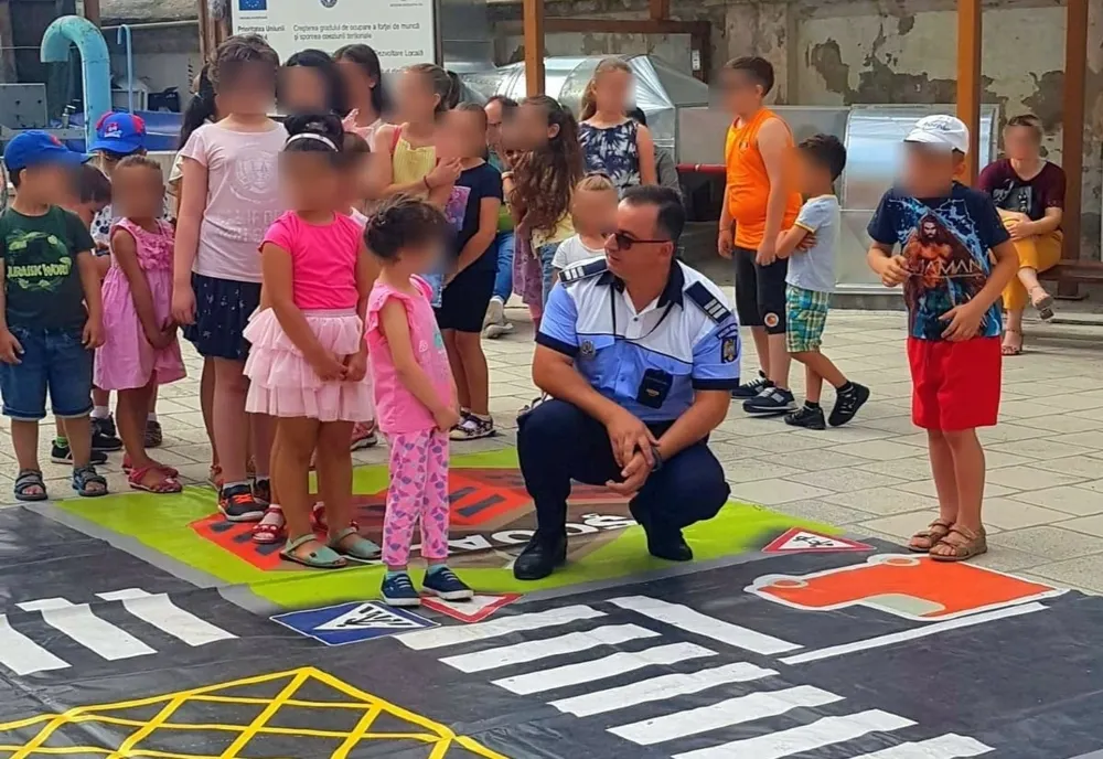 Polițiști de la Serviciului Rutier și Compartimentului Analiza și Prevenirea Criminalității au desfășurat o activitate de prevenire în curtea Bibliotecii ”Panait Istrati” Brăila