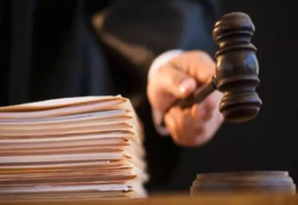 Bărbatul care a aruncat cu o soluţie chimică spre un poliţist şi un jandarm din Brăila, condamnat la un an şi 10 luni închisoare
