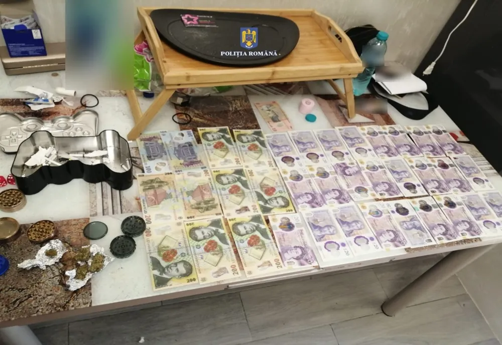 Percheziții efectuate de polițiștii brăileni la domiciliile a două tinere bănuite de furt