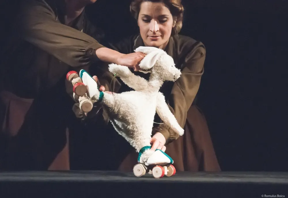 Piesa ”Iepurele Alb” a Teatrului de Artă București, în programul Festivalului Internațional de Teatrul și Arte Permormative - Brăila 2022