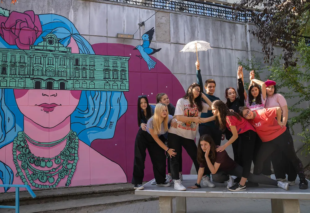 Un nou mural a fost inaugurat în Brăila în cadrul proiectului „Capsule de Teatru și Deșteptări” marca Ideo Ideis