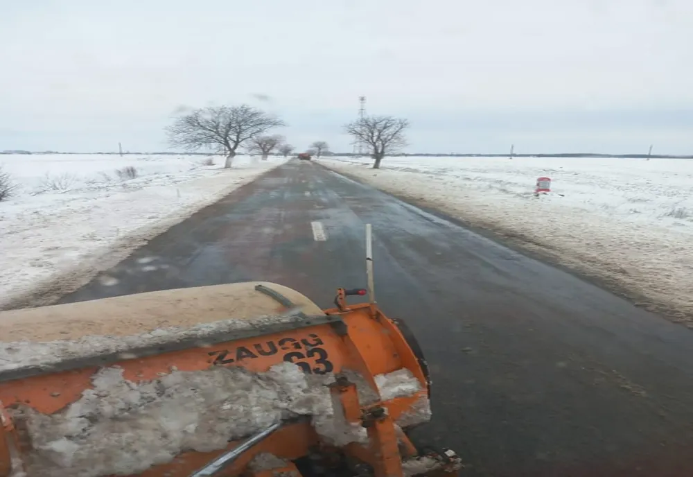 Încă mai sunt drumuri din județ unde se lucrează în vederea fluidizării traficului