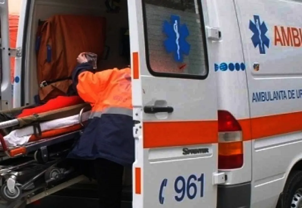Accident la intersecția bulevardului Cuza cu strada Școlilor din municipiul Brăila. Un microbuz a lovit o femeie care se angajase în traversarea străzii