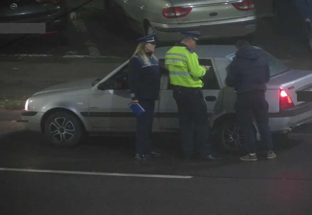 Brăilean cu permisul suspendat, depistat în trafic de polițiști. Acesta avea în portbagaj două cuțite