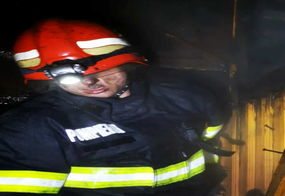 Bărbat decedat după ce a încercat să aprindă focul în sobă cu materiale combustibile
