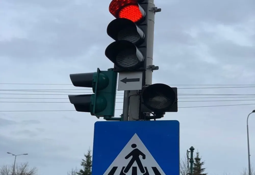 A forțat culoarea roșu a semaforului de pe Calea Călărașilor, la intersecția cu strada Mihai Bravu