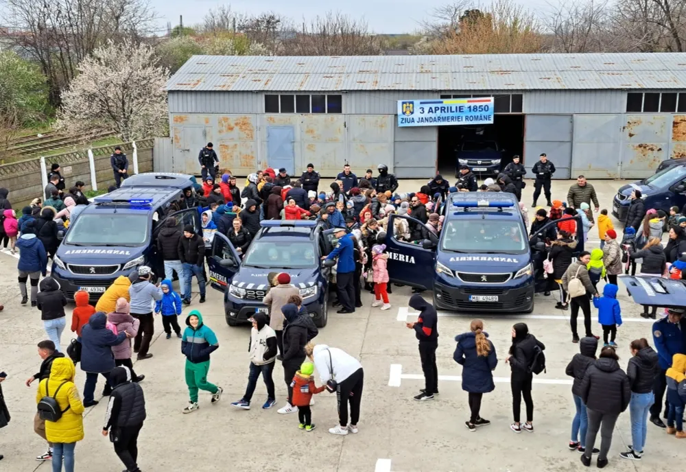 Sute de copii, preșcolari, elevi și liceeni, însoțiți de cadre didactice și părinți, au ținut să fie prezenți al Ziua Porților deschise la IJJ Brăila