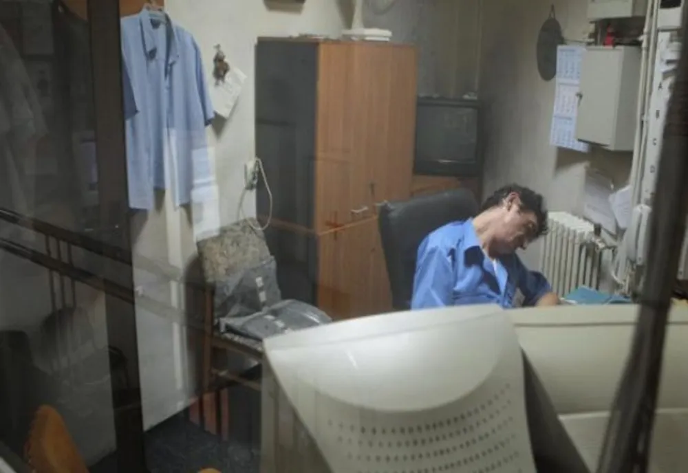 Un paznic surprins băut în timpul serviciului, iar alți doi surprinși dormind în post
