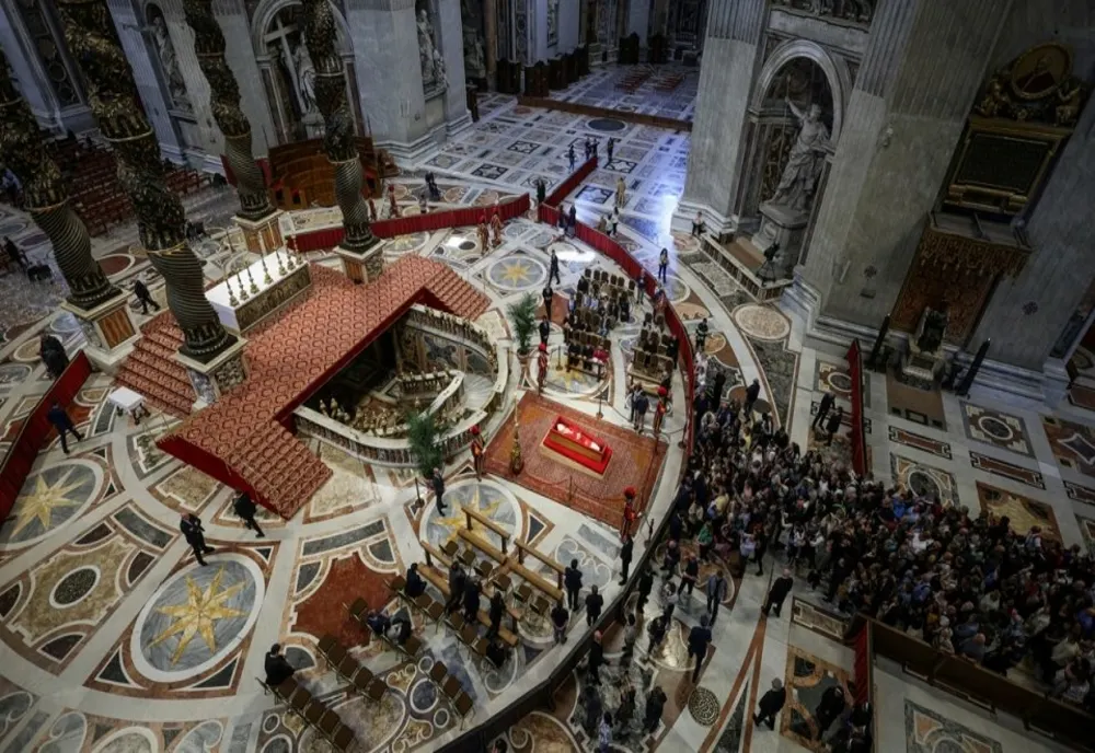 VATICAN: PESTE 128.000 DE PERSOANE AU TRECUT PRIN FAŢA SICRIULUI PAPEI FRANCISC