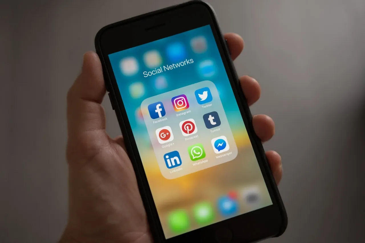 Facebook pe telefon