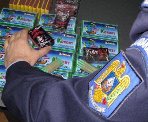 petarde_confiscate_politist-600x4961