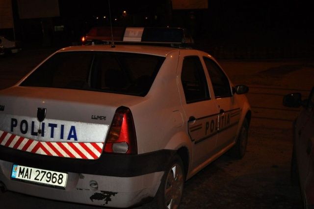 Depistați în flagrant în timp ce furau dintr-o autoutilitară