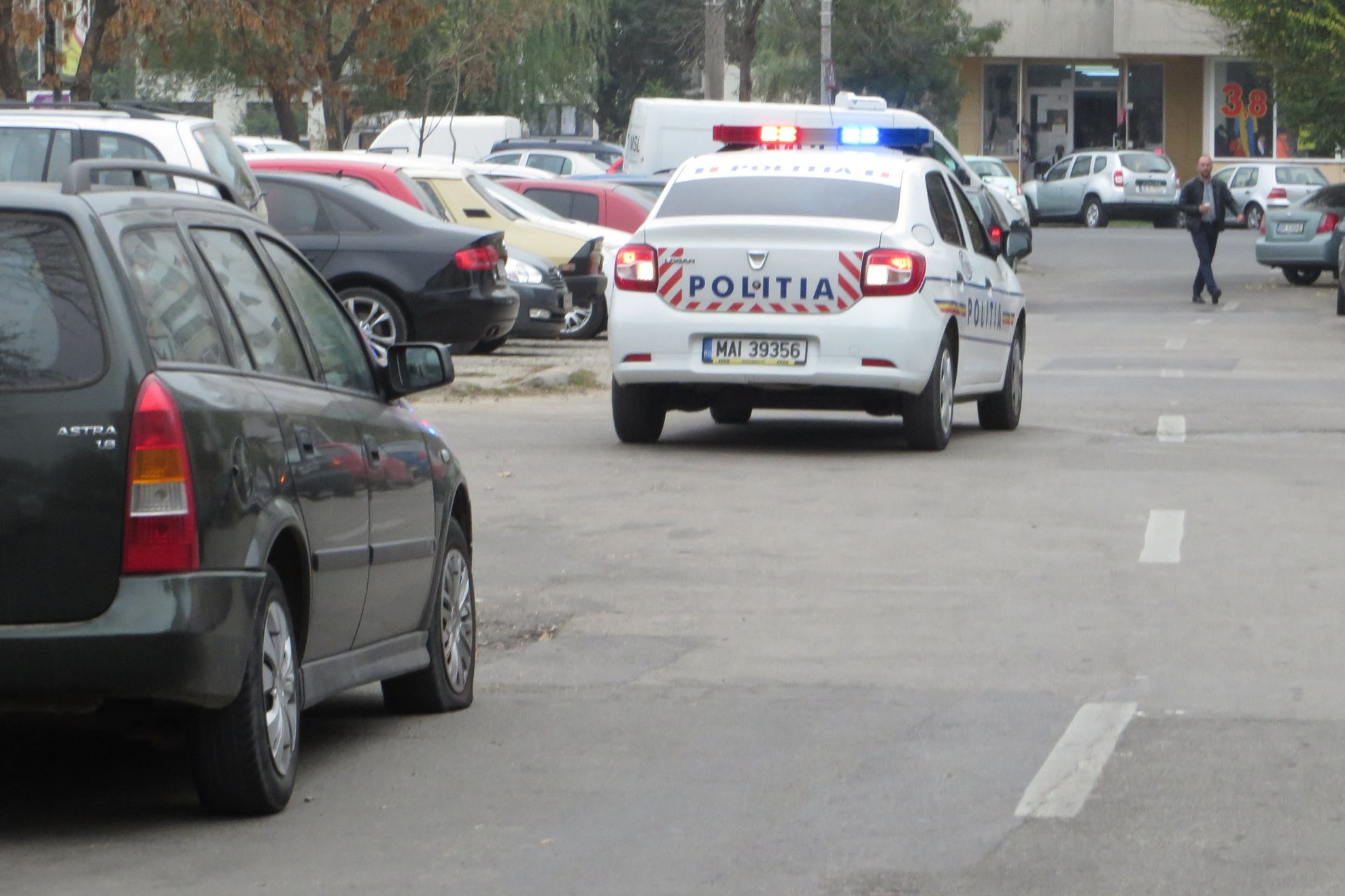 Tupeul unui tânăr de 19 ani. S-a urcat la volan deși polițiștii îi suspendase permisul cu o zi înainte