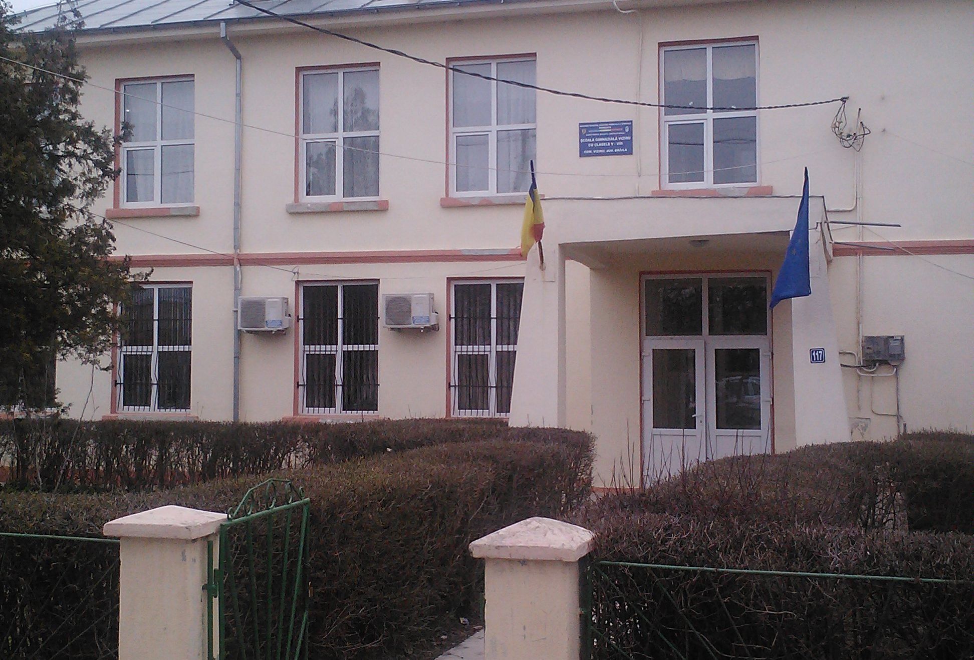 Un muncitor de la firma care renovează școala din comuna Viziru a căzut de pe acoperiș