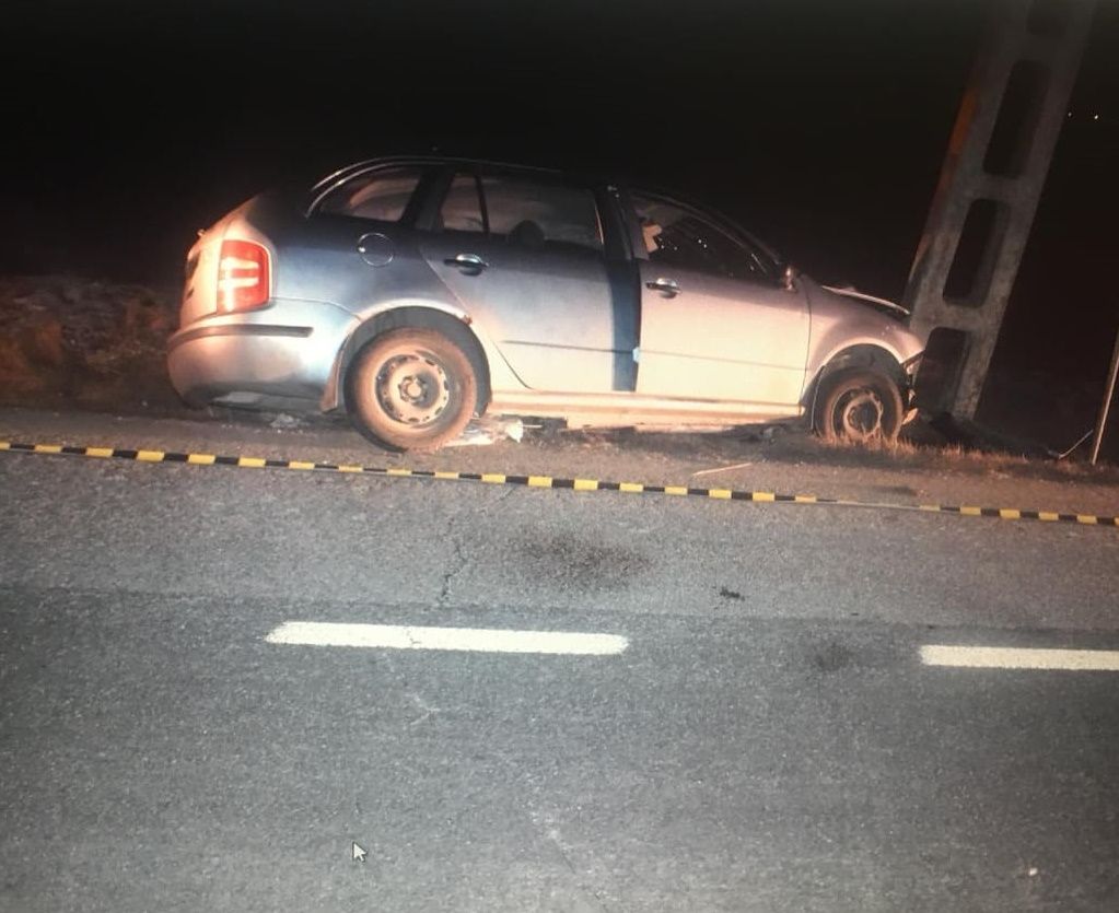 Un șofer băut a intrat cu mașina într-un stâlp pe marginea DJ 221