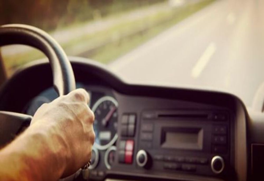 Un tânăr a fost surprins la volan deși avea permisul suspendat!