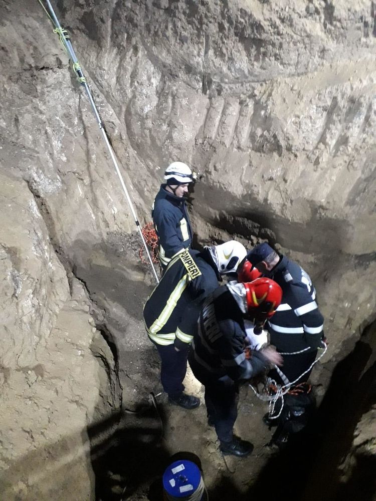 Misiune dificilă a pompierilor! Bărbat scos dintr-o fântână, după aproape zece ore!