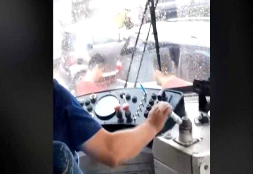 Tramvaie tamponate la Timișoara. De vină, frunzele depuse pe linii