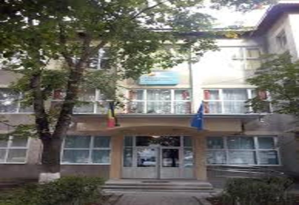 Scandalos! Copil din Pașcani, bătut de tatăl unei colege, la școală