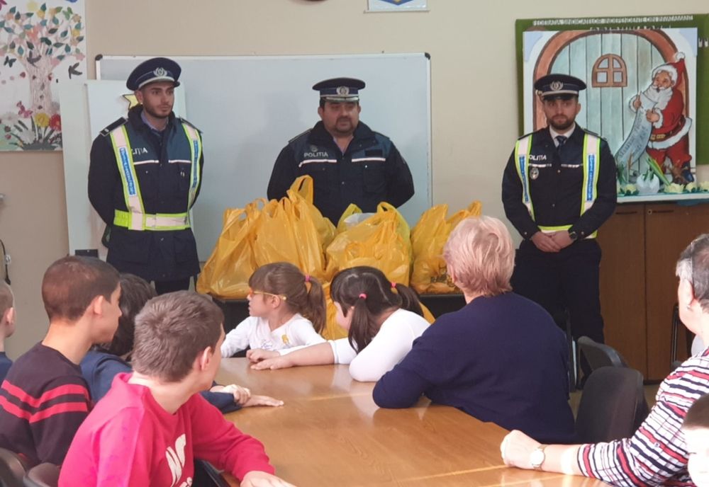 Polițiștii de la Transporturi le-au adus cadouri copiilor de la CSEI Brăila