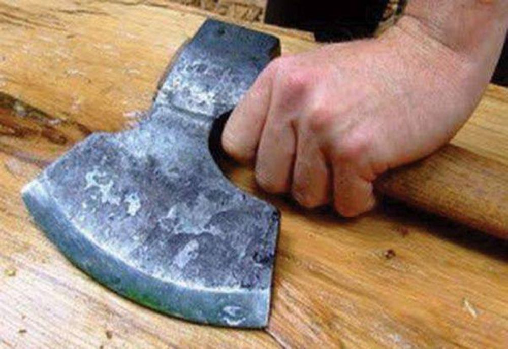 Medic din Brăila amenințat cu toporul de un pacient