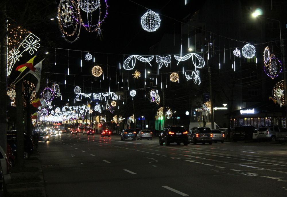Primăria se laudă cu un iluminat de sărbători mai ieftin ca în alte municipii