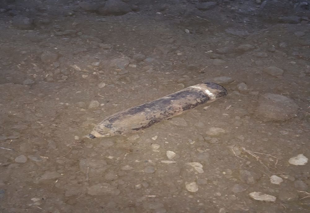 Proiectil găsit pe un teren agricol din localitatea Măxineni