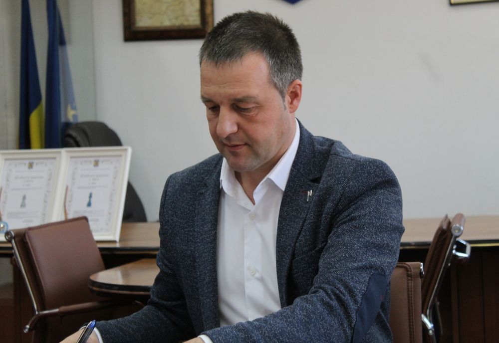 Dragomir spune că vremea bună permite continuarea lucrărilor la asfaltarea unor străzi și montarea bordurilor