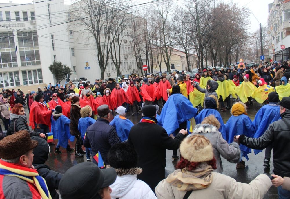 Hai să dăm mână cu mână