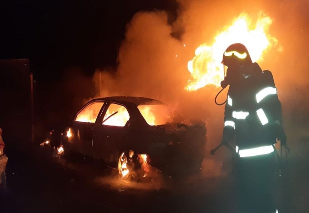 Șofer băut a intrat cu mașina într-o bordura, apoi vehiculul a luat foc