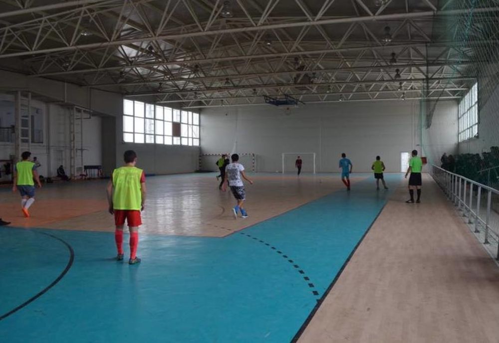 Au mers la un meci de fotbal și au fost jefuiți de bunurile aflate în vestiar