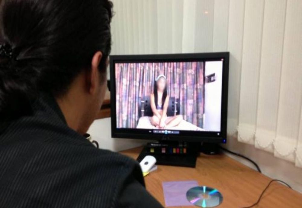 Cercetat pentru pornografie infantilă și șantaj