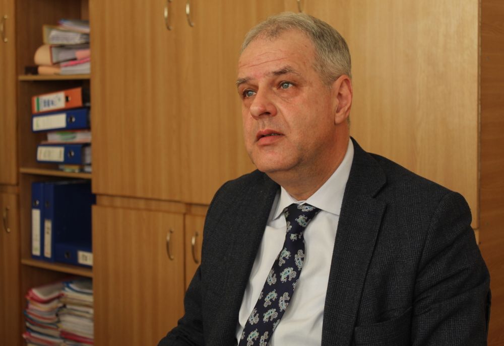 Ce școli din județul Brăila mai au WC-urile în curte