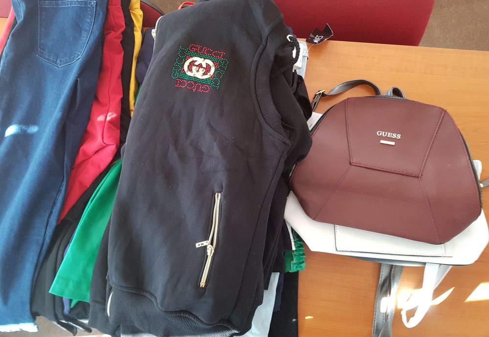 Articole inscripţionate cu semnele unor mărci cunoscute vândute la Oborul din Brăila