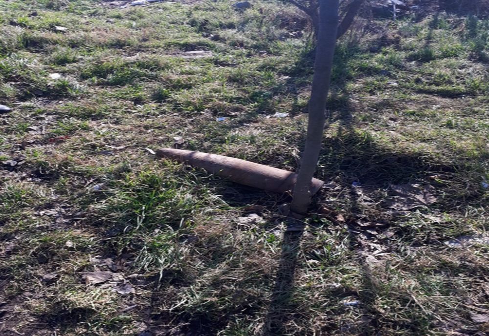 Proiectil exploziv calibrul 152 mm descoperit pe un teren de pe Șoseaua Baldovinești