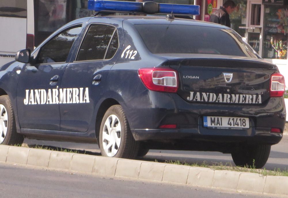 Surprinși de jandarmi când descărcau deșeuri menajere lângă parcul din cartierul Lacu Dulce