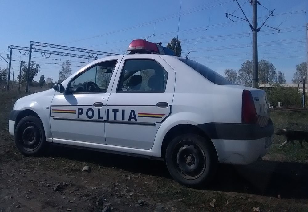 A spart geamul unei case părăsite și a furat un televizor, un ceas şi o pereche de încălţăminte