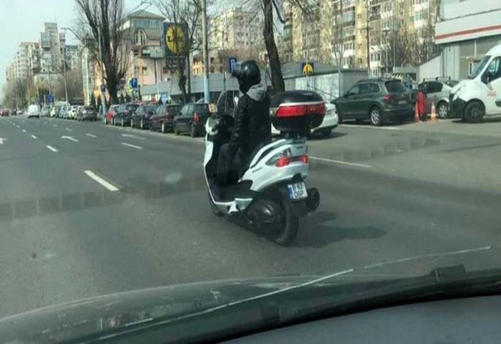 Un bucureștean cu mopedul a scuipat-o în trafic pe o șoferiță