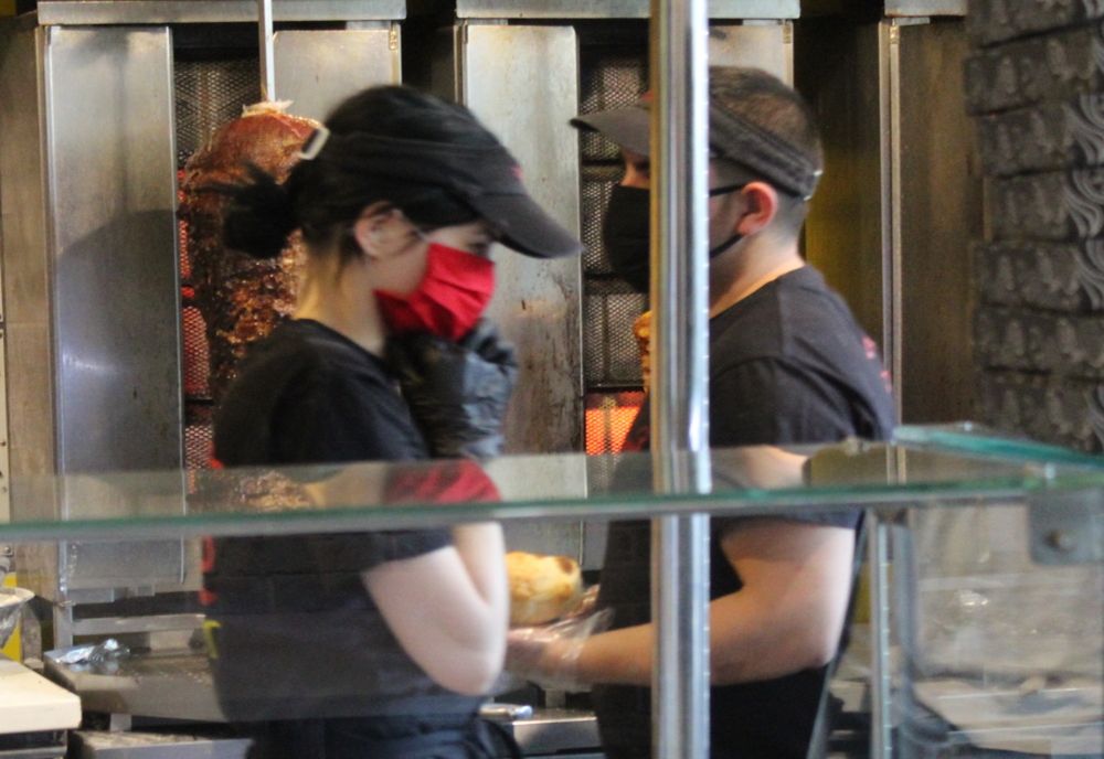 Hrană caldă pentru personalul medical oferită de o firmă de fast-food din Brăila