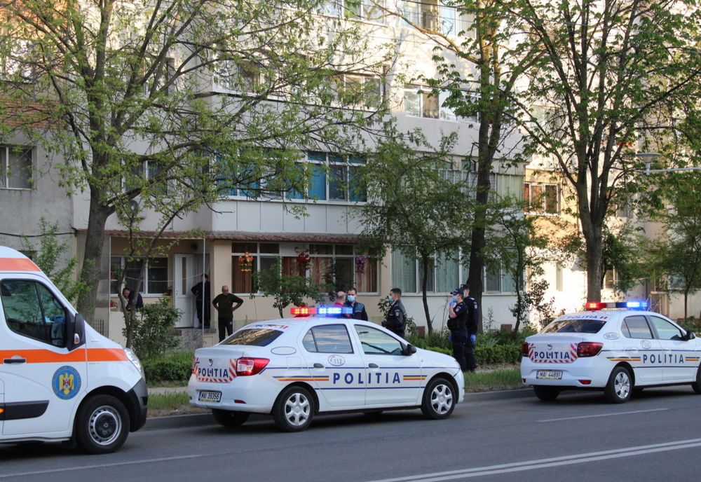 Un tânăr de 30 de ani a căzut de la etajul 4, dar a scăpat cu viață