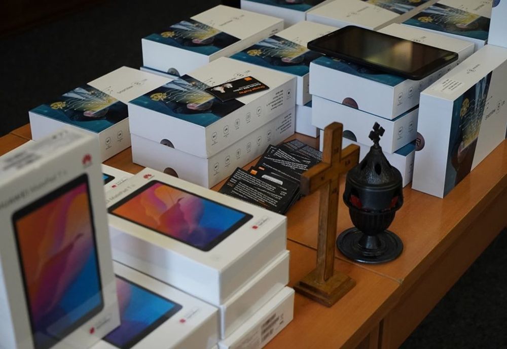 Arhiepiscopia Dunării de Jos a donat 110 tablete pentru elevi din județul Brăila