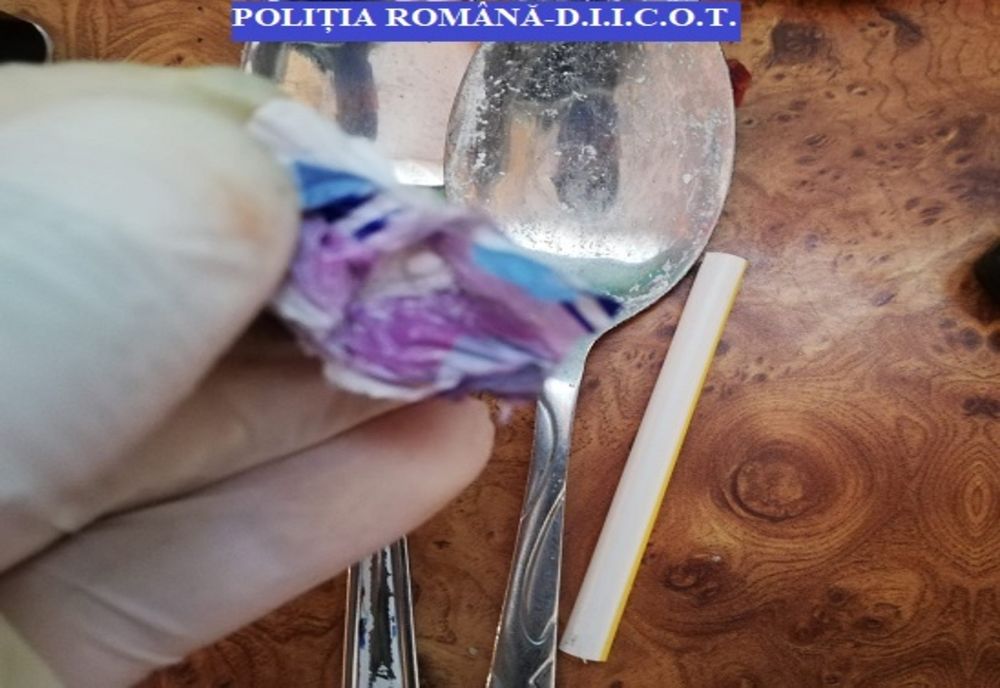 Video: Percheziții la persoane bănuite de trafic de droguri