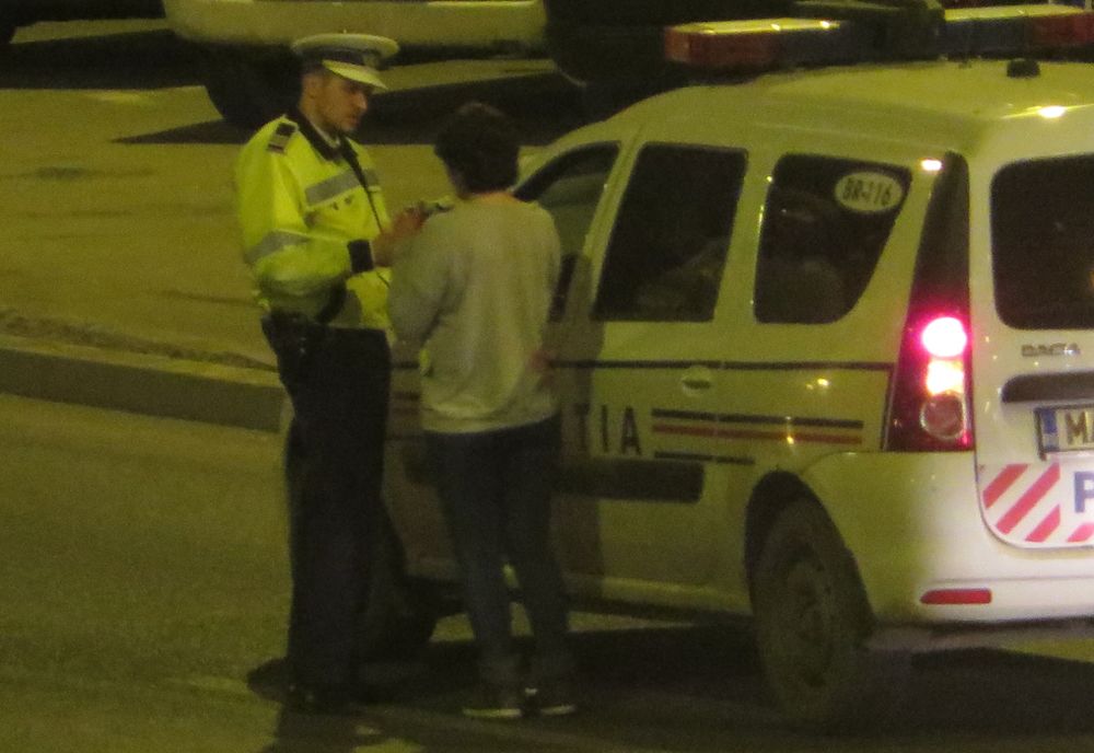 Au sărbătorit ieșirea din starea de urgență, dar au fost depistați în trafic de polițiști