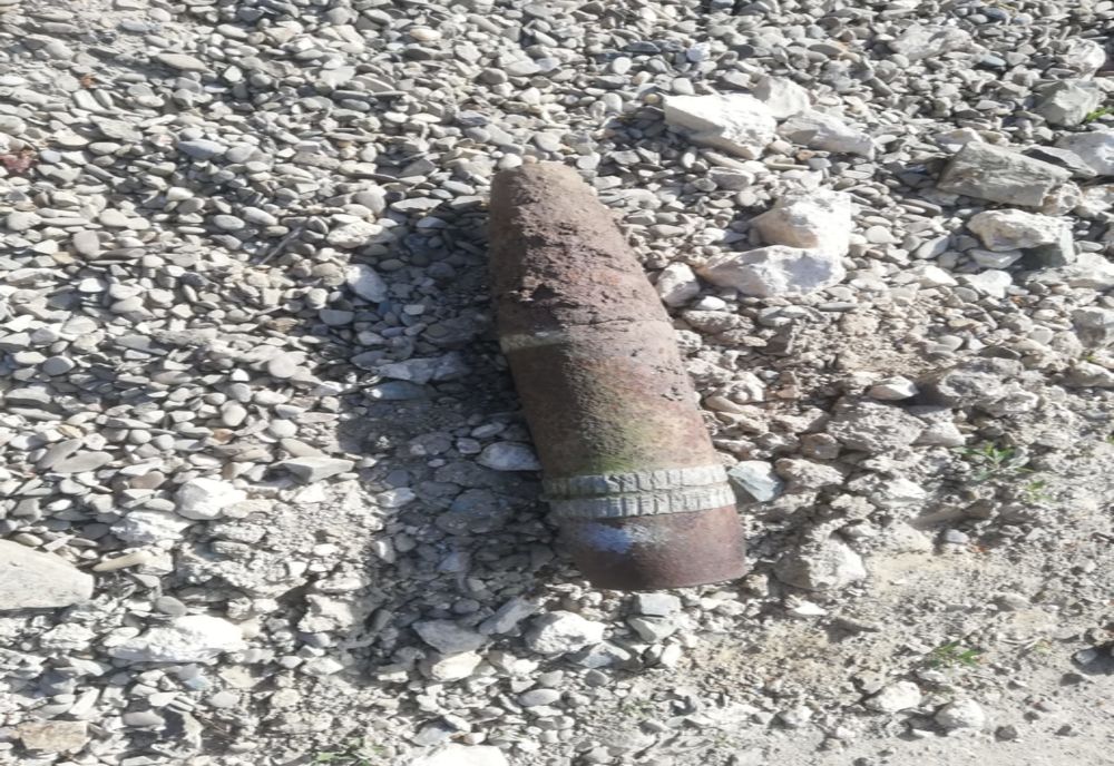 Proiectil găsit pe câmp în comuna Măxineni