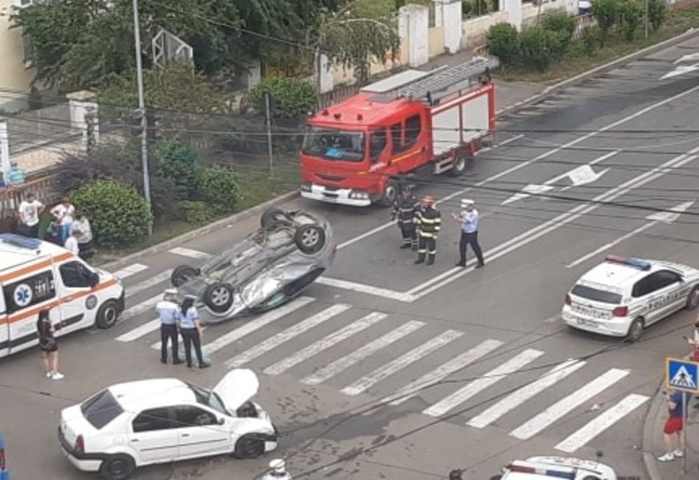 Mașină răsturnată în urma unui accident în zona Pieței Concordia din Brăila
