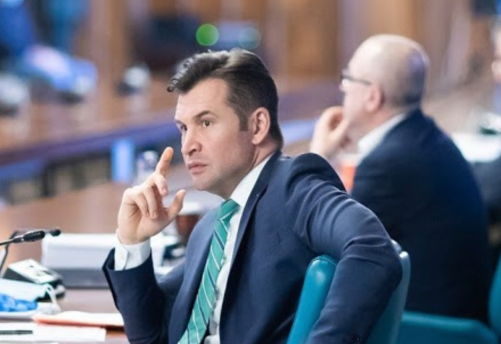 Ministrul Stroe în vizită la Brăila la stadionul de atletism aflat în paragină