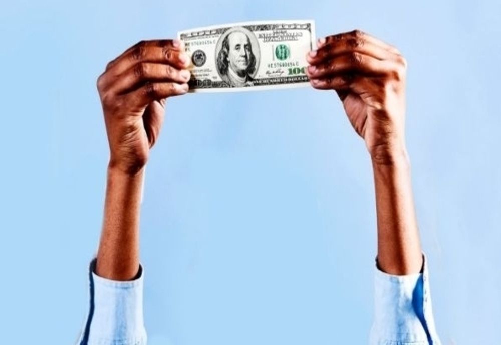 Dolarul şi yenul s-au apreciat, după ce Donald Trump a anunţat că a fost testat pozitiv cu Covid-19