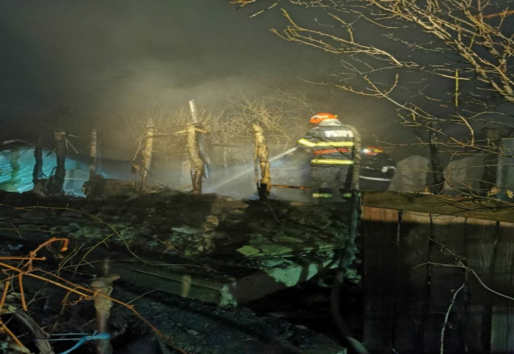 Incendiu la o gospodărie de pe strada Deva