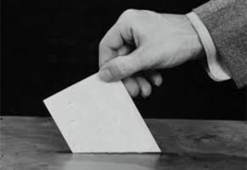 Primarul unei localități din județul Brăila surprins când oferea bunuri și bani alegătorilor